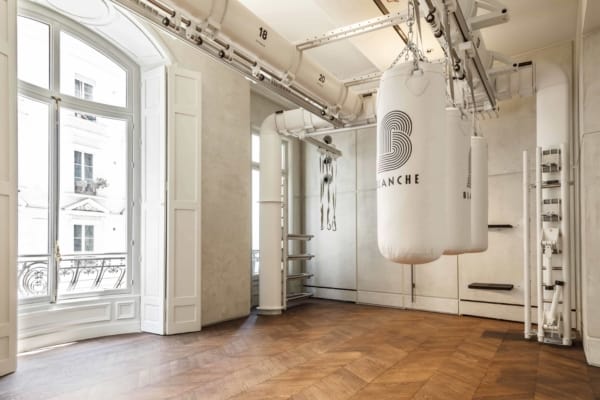 blanche-paris-21-sports-club-france-design-outrace