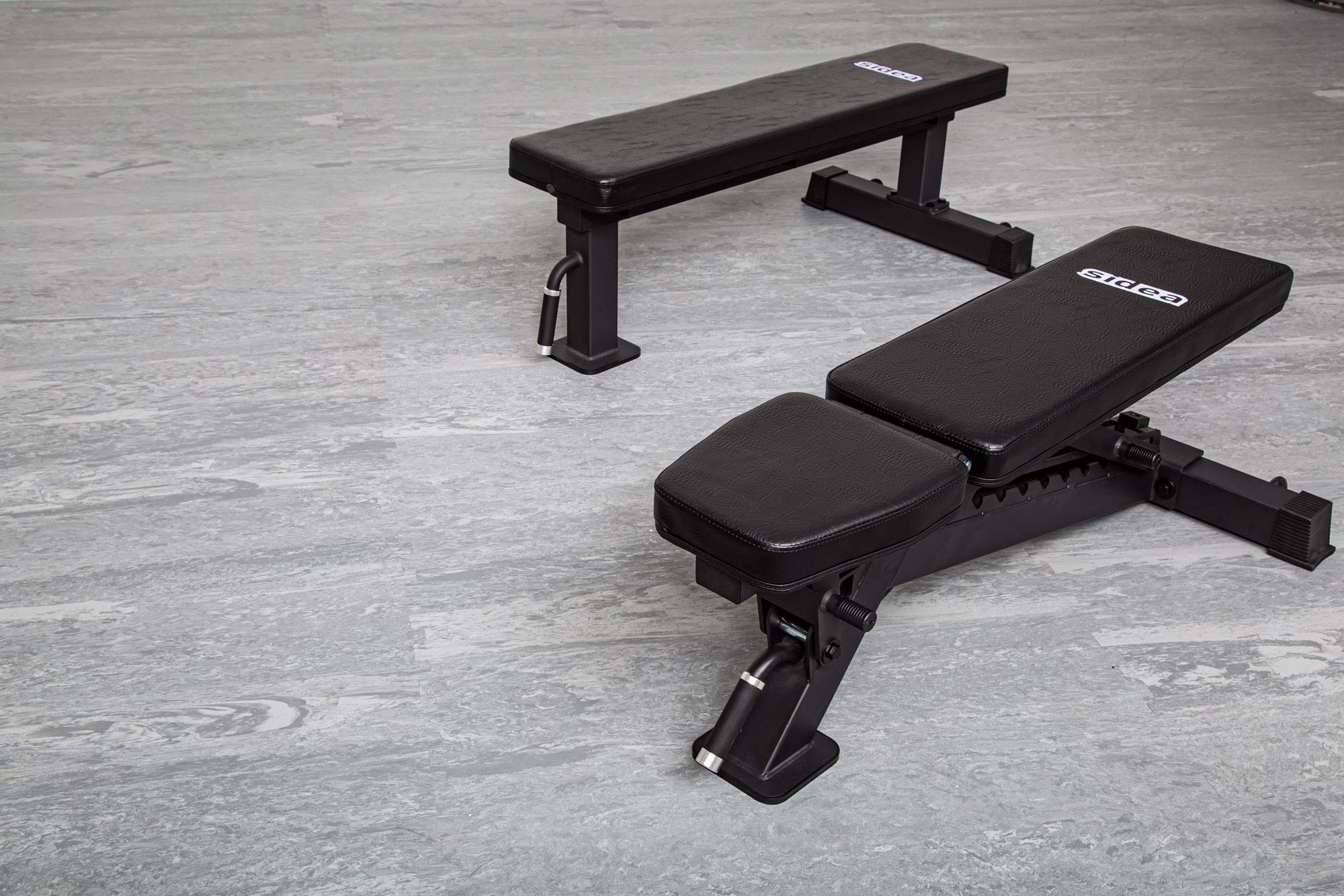 Sidea heavy-duty flat weight bench displayed in a commercial strength training facility