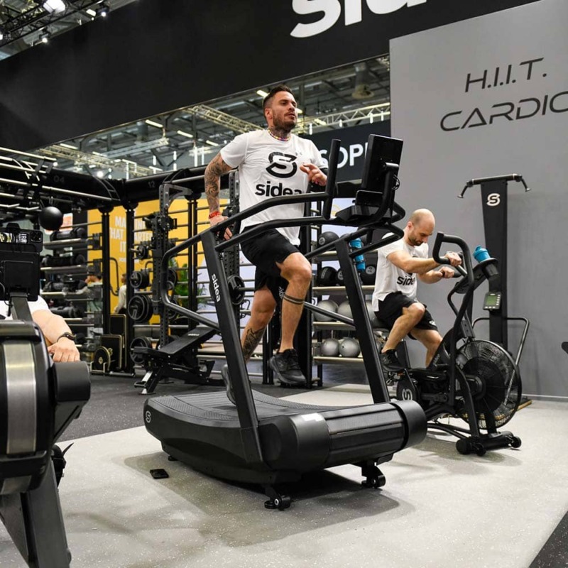 stand-fibo-colonia-2025-danny-su-un-tapis-roulant